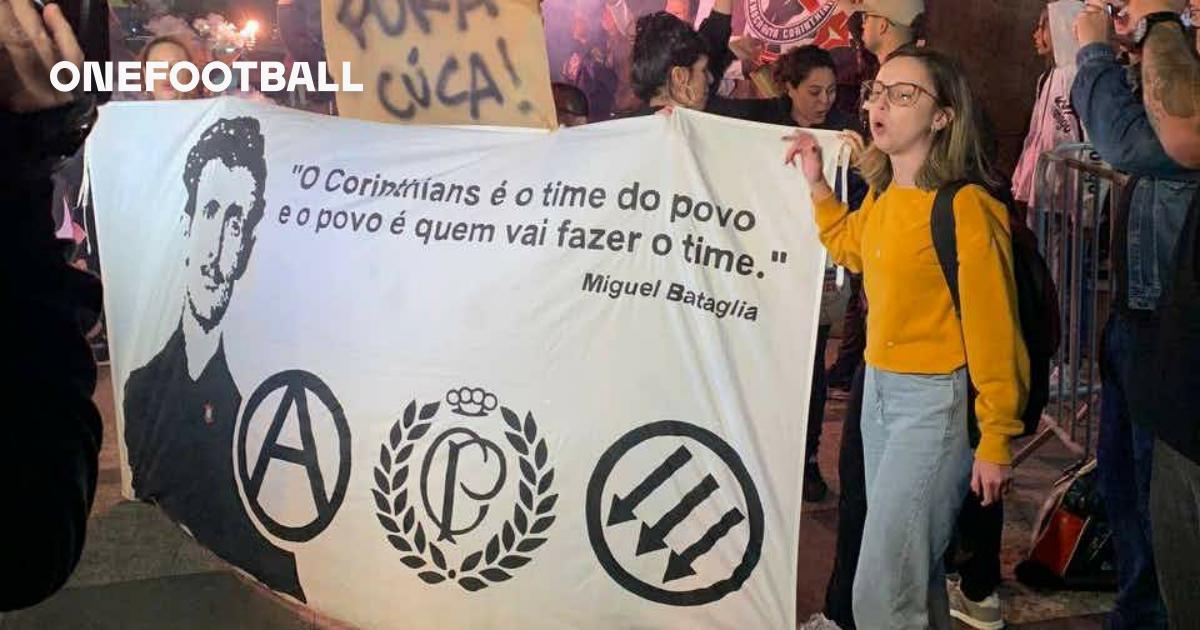 Jogadoras do Corinthians protestam durante estreia de Cuca; veja