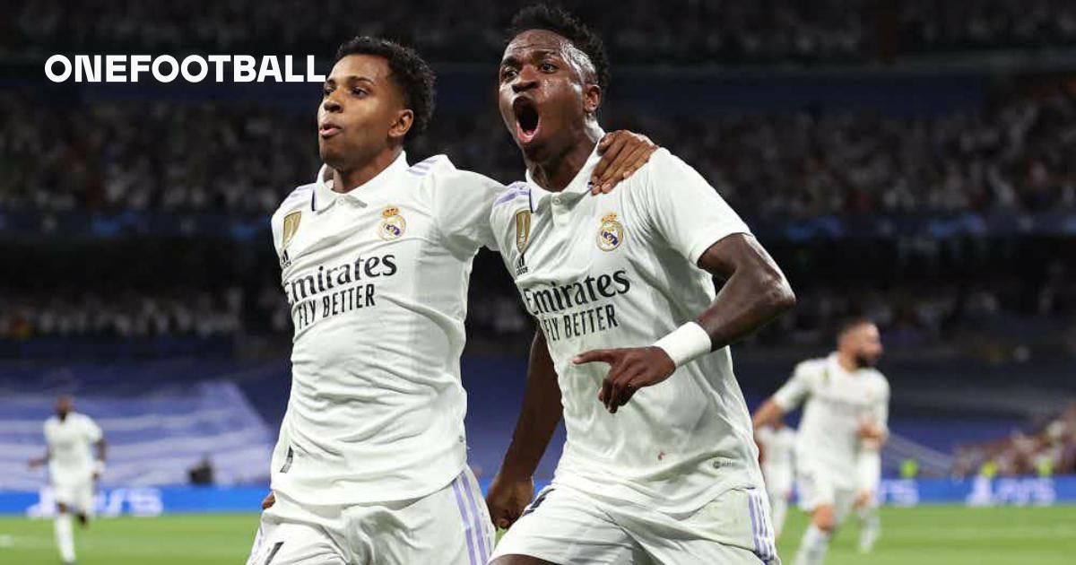 Fran García poses with the Real Madrid jersey