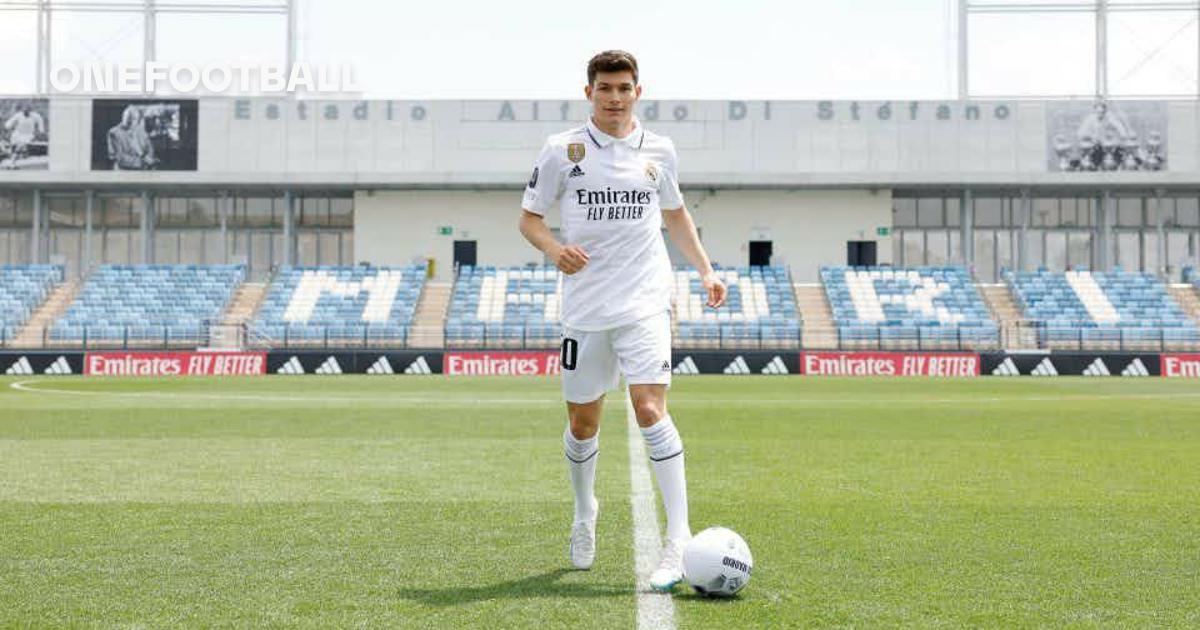 Joselu poses with the Real Madrid jersey