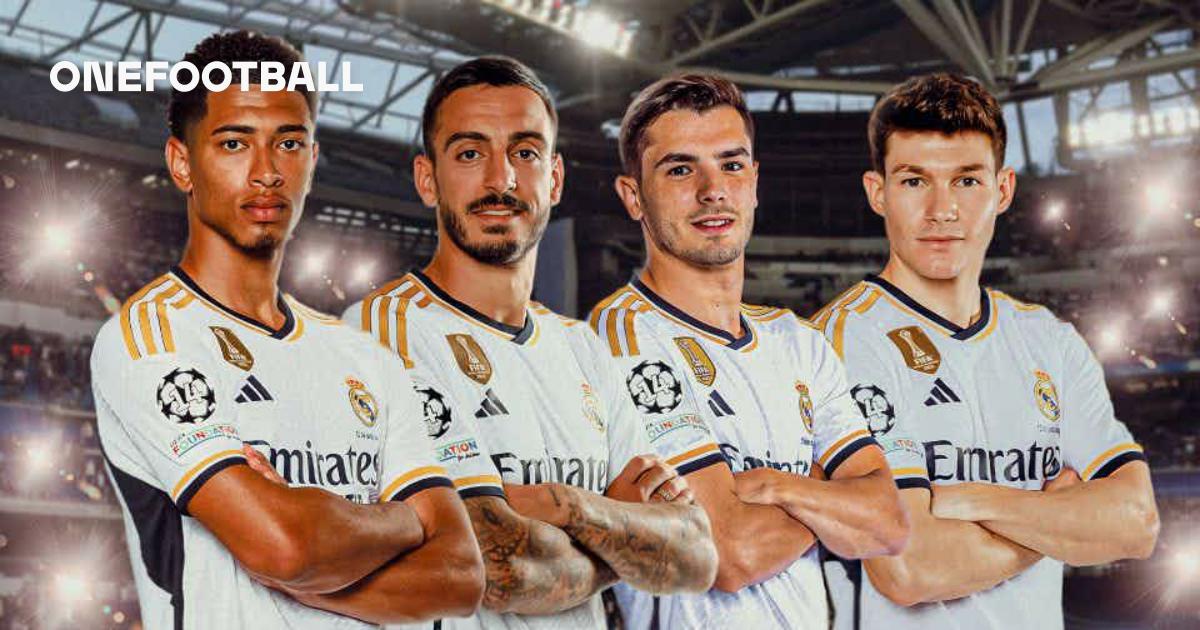 Joselu poses with the Real Madrid jersey