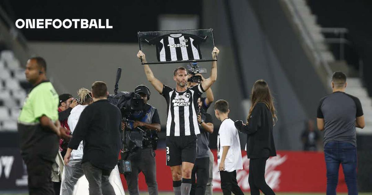 Jogadores do Botafogo são aplaudidos pelos torcedores após empate
