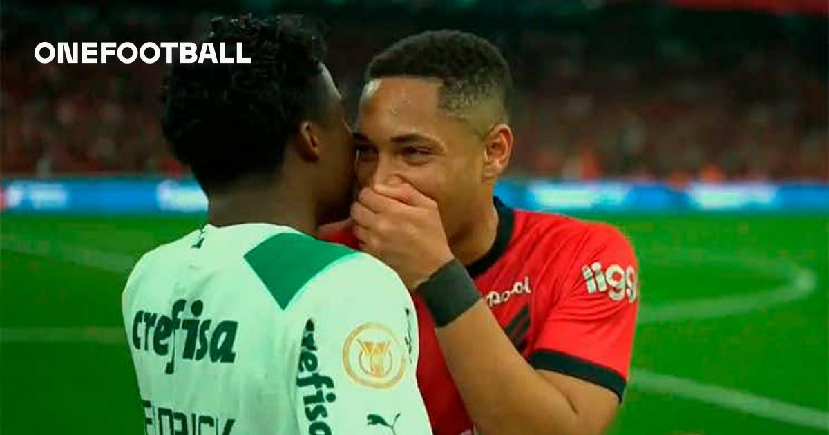 Goal, penalty, and expulsion caused 'Show' by Vitor Roque against  Palmeiras de Endrick