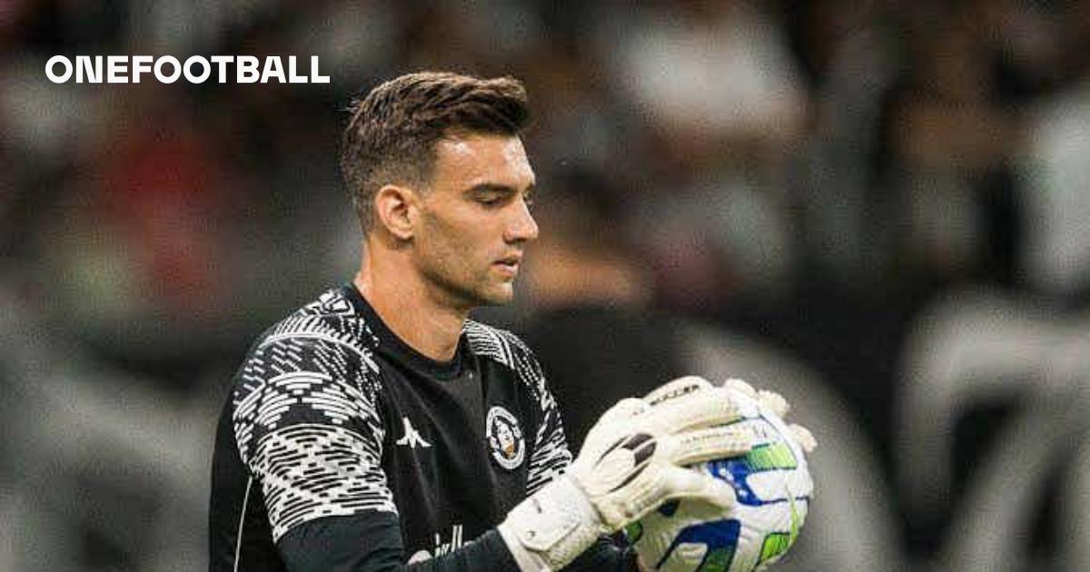 Léo Jardim, do Vasco, se torna o segundo goleiro com mais defesas no  Brasileirão - Lance!