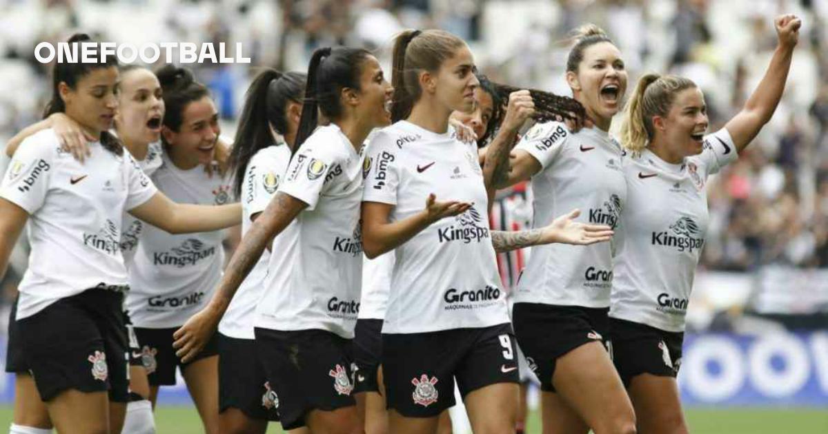 Ketlen (#17 Santos) and Katiuscia (#2 Corinthians) during the Campeonato  Paulista Feminino football match between Corinthians x Santos at Parque Sao  Jorge in Sao Paulo, Brazil. Richard Callis/SPP Credit: SPP Sport Press