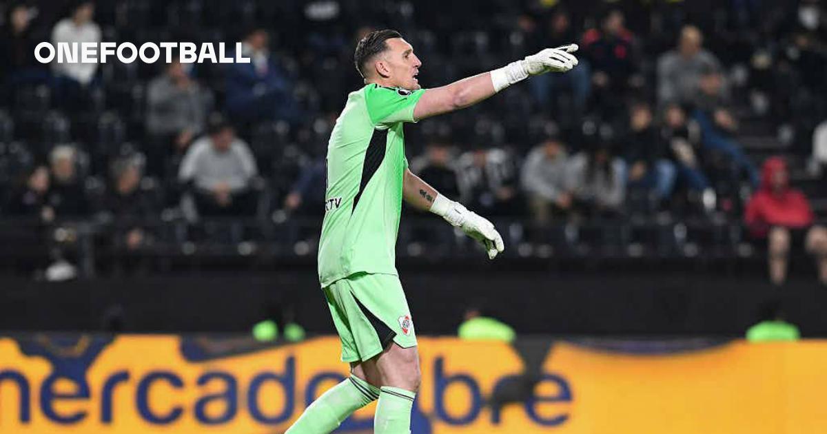 🧤Save of the night: Armani rescues River in Paraguay