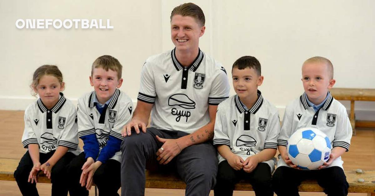 Camisa titular do Sheffield Wednesday 2023-2024 é lançada pela