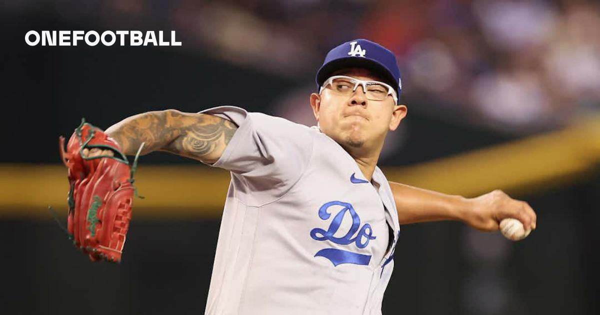 El mexicano Julio Urias en el entrenamiento con los Dodgers