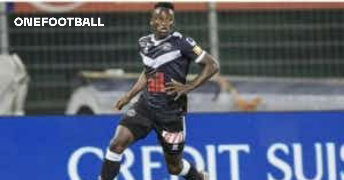 Vincent Aboubakar of Besiktas JK and Jhon Espinoza of FC Lugano