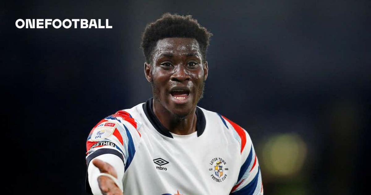 Elijah Ado. Há um avançado de nome complicado que tem tido tiro  certeiro no discreto Luton Town