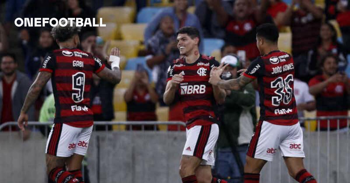 Ayrton Lucas desembarca no Rio e comemora acerto com o Flamengo