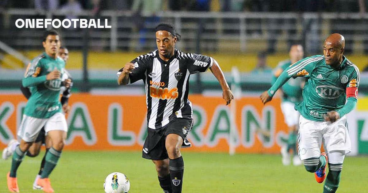 Ronaldinho Gaúcho dribla fã que invadiu o campo em jogo do Barça