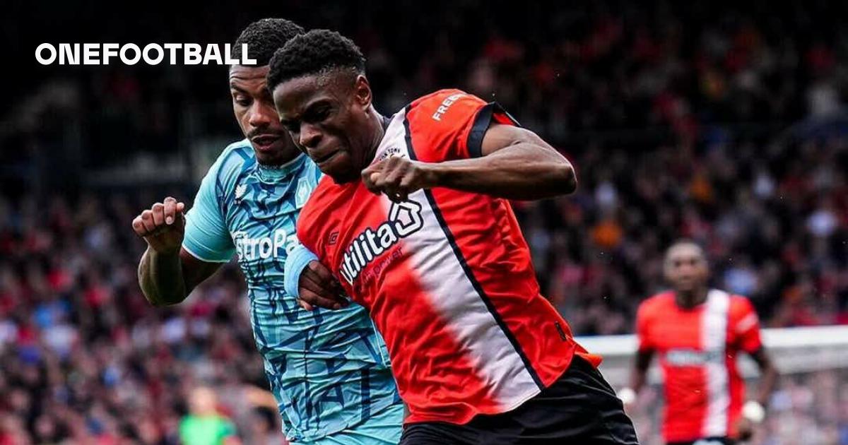 Pânico na Liga Inglesa: Jogador do Luton Town colapsa em campo e