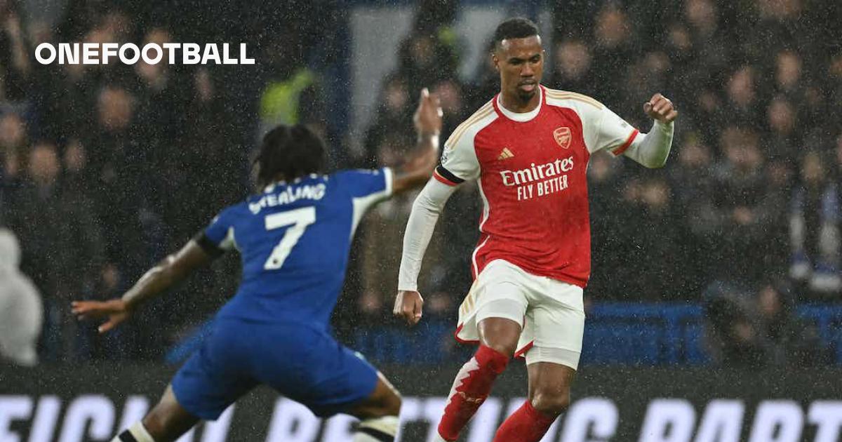 Arsenal sai atrás, mas busca empate com Chelsea no clássico