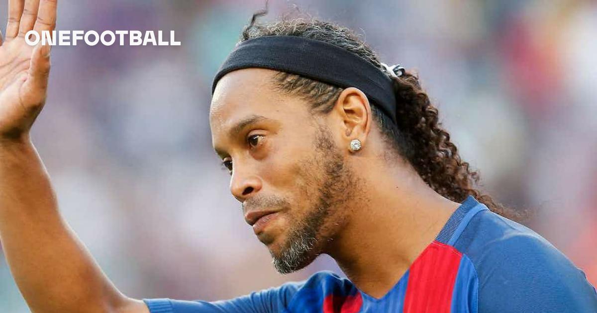 Ronaldinho Gaúcho dá três assistências em jogo de lendas do