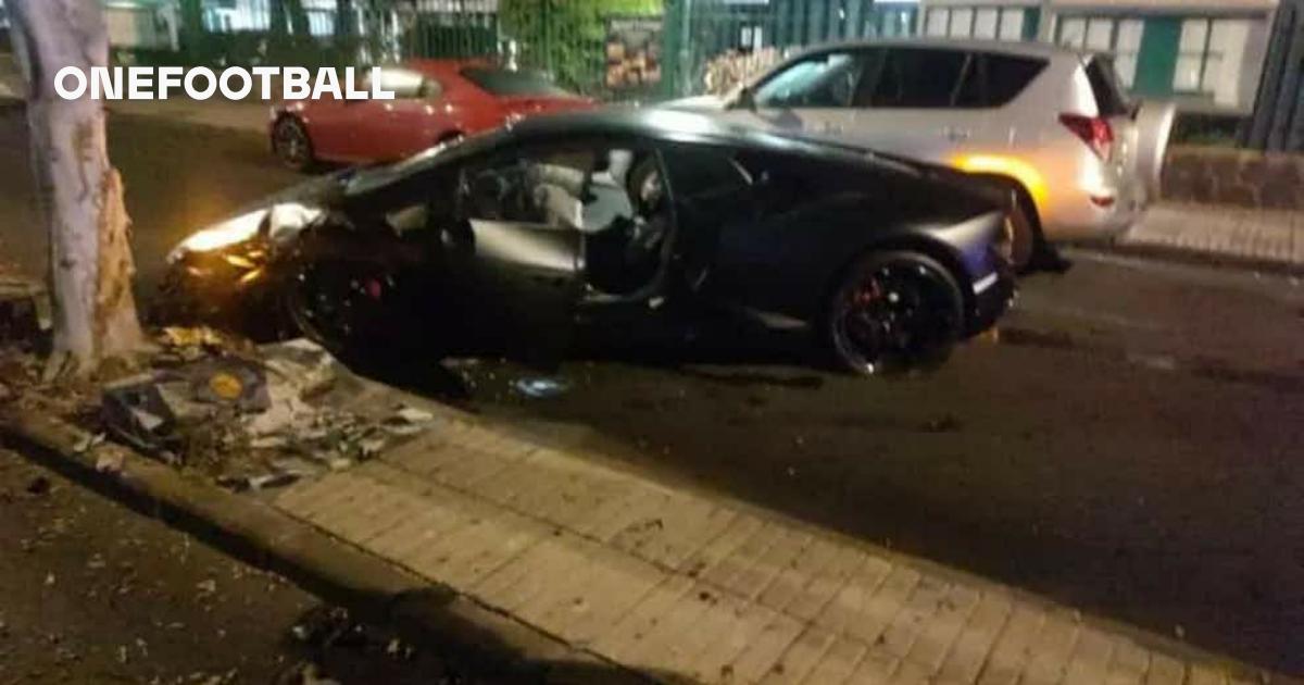 Que preju! Jogador empresta Lamborghini a amigo e carro bate em árvore |  OneFootball