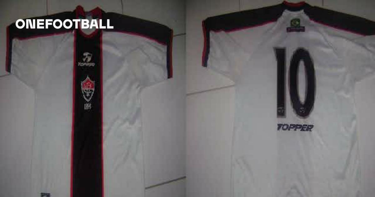 Os mantos do Leão: a camisa reserva de 2000 | OneFootball