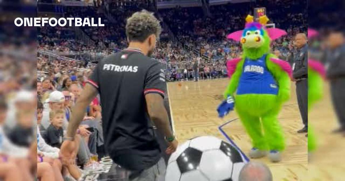 Gabigol bate bola com mascote do Orlando Magic e ganha camisa 10