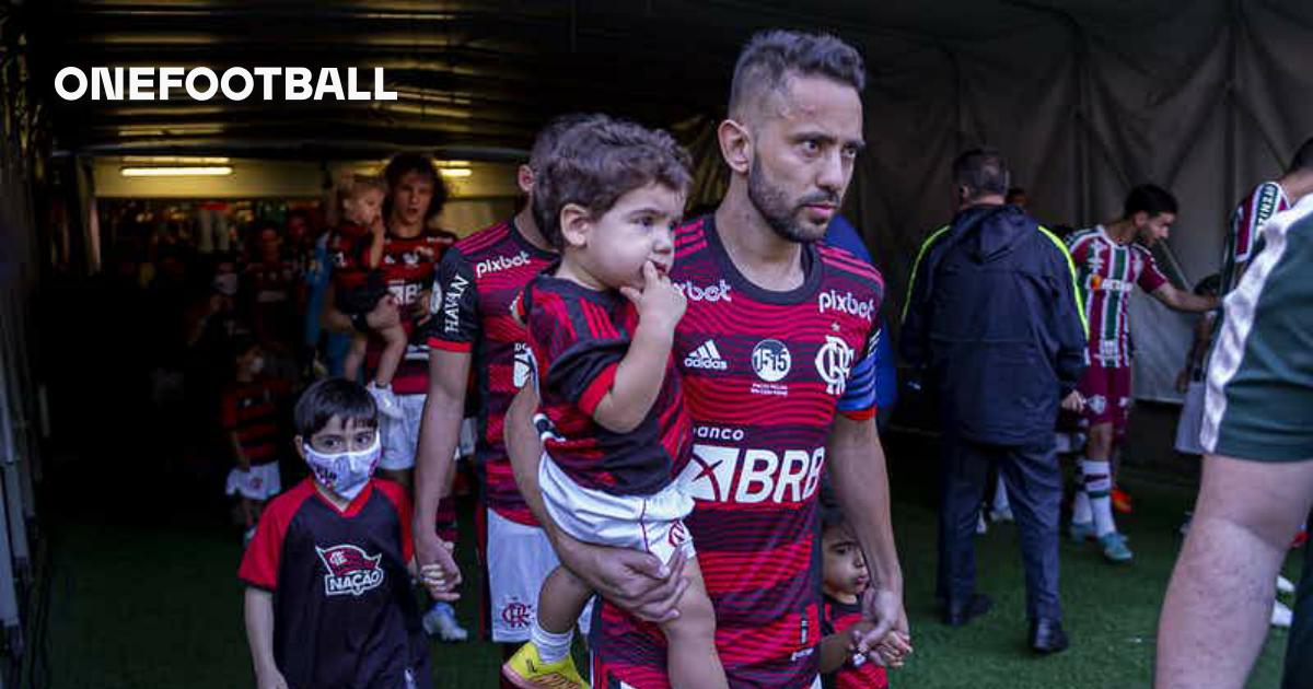 Jogador imita uma forca na comemoração do gol em protesto contra