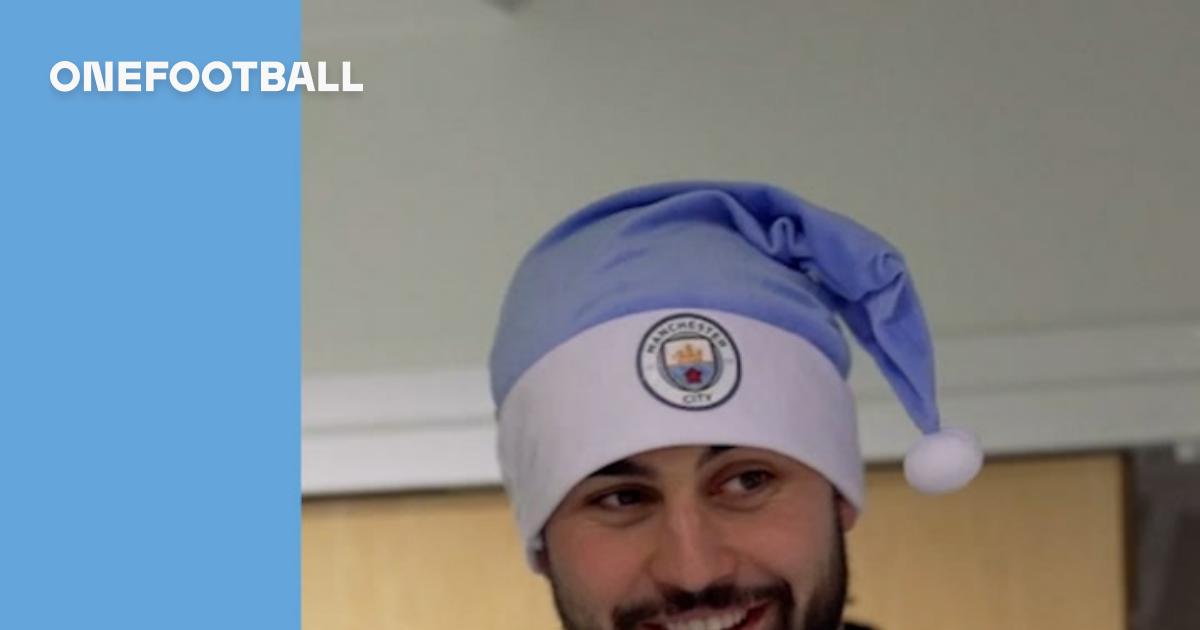 Jogadores do Manchester City levam presentes de Natal para crianças em  hospital; VÍDEO - Rádio Capital Fm