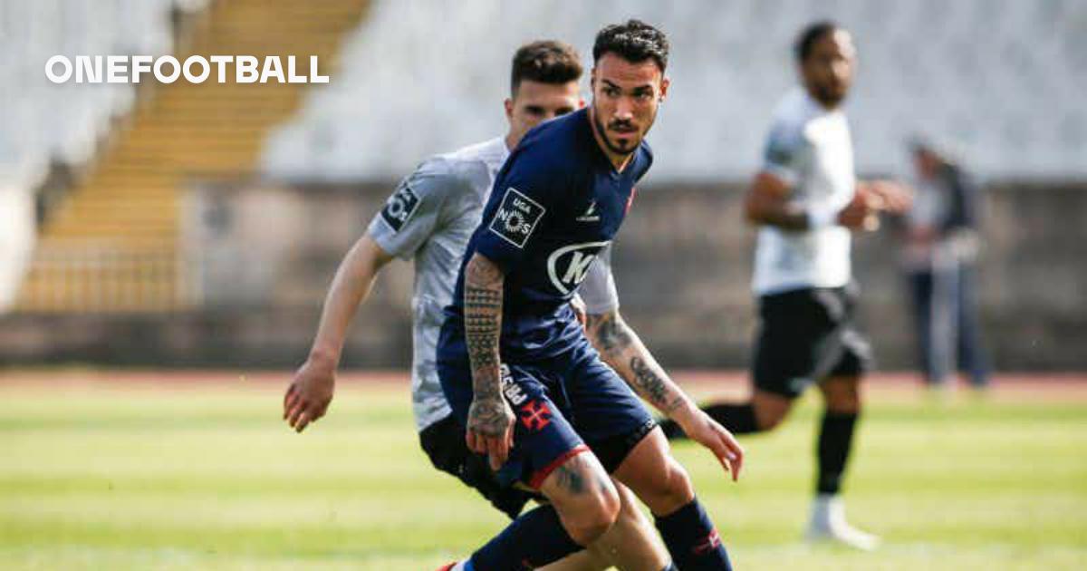 Liga multa Feirense devido à cor das meias - OneFootball