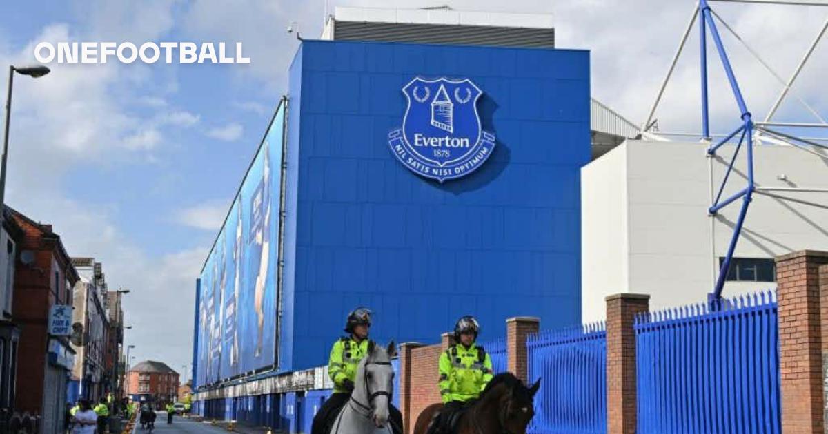 🎥 The away dressing room at Everton is classic Sunday League 😯 ...